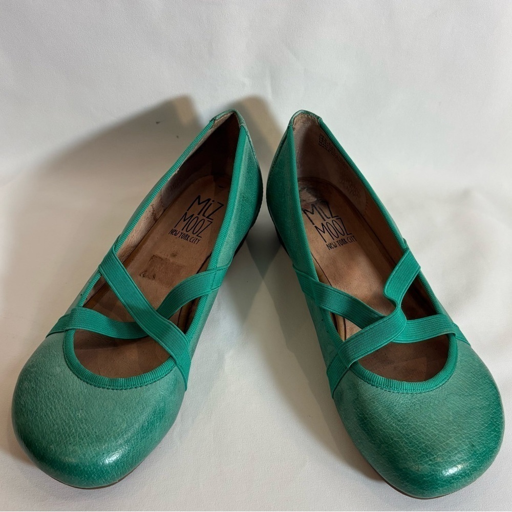 MIZ MOOZ Sz 6 Green Ballet Leather With Elastic Cross Flats Unique Toe Cap